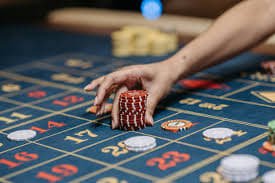687 ပလက်ဖောင်း Mobile APP ဖြင့် Live Casino ကစားနေသော မြန်မာ ကစားသမားတစ်ဦး၏ ပုံ